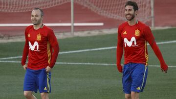 Sergio Ramos e Iniesta con la Selecci&oacute;n. 