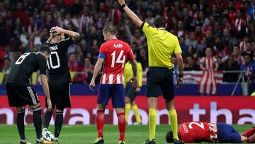 Soccer Football - Champions League - Atletico Madrid vs Qarabag FK - Wanda Metropolitano, Madrid, Spain - October 31, 2017   Qarabag&rsquo;s Pedro Henrique is sent off by referee Deniz Aytekin as Atletico Madrid&#039;s Diego Godin lies injured   REUTERS/Sergio Perez