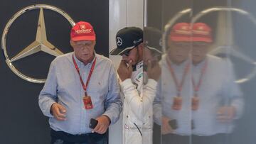 Lauda cambia su versión y afirma que Hamilton no causó destrozos y que tienen una gran relación con Rosberg.