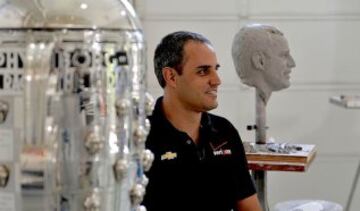 El piloto bogotano celebra su segunda distinción dentro del Trofeo Borg-Warner durante un evento en el museo del Indianapolis Motor Speedway.