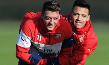 Alexis Sánchez anotó 80 goles en Arsenal entre 2014 y 2017. Nadie lo asistió más que el alemán Mesut Özil: 10 veces, lo que representa un 13%.