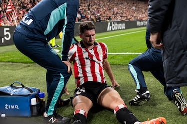 El defensa del Athletic sufre una lesión muscular tras una carga hombro con hombro con Nahuel Molina por la línea de fondo.