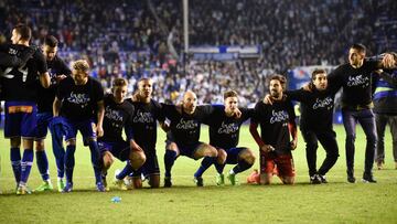 La plantilla del Alavés celebra el pase a la final de Copa.