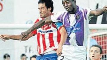 <b>PARTIDO DISPUTADO. </b>Chus Bravo y Ogbeche intentan cabecear un balón en el área.