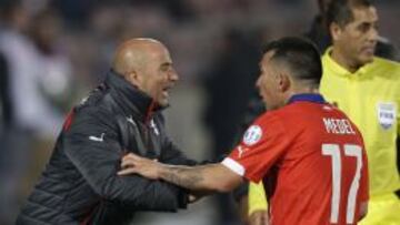 Jorge Sampaoli le da instrucciones a Gary Medel durante el partido ante M&eacute;xico. 