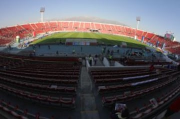 Estadio Nacional | Santiago: Uno de los recintos m&aacute;s embl&eacute;maticos de Sudam&eacute;rica, que ha albergado varias finales de Copa Libertadores, de Copa Am&eacute;rica y la final del Mundo de 1962. Con las remodelaciones, su capacidad qued&oacute; en 48.745 y ser&aacute; la sede del partido decisivo de la Copa Am&eacute;rica 2015.