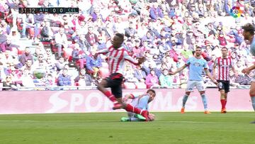 Iñaki Williams vio tarjeta por recibir una falta en el área rival