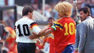 Freundschaftliches Shake hands zweier Kapit&Atilde;&curren;ne bei Spielende: zwischen dem deutschen Mittelfeldspieler Lothar Matth&Atilde;&curren;us (l) und dem kolumbianischen Mittelfeldakteur Carlos Valderrama. Mit ihrem 1:1 gegen Kolumbien am 19.06.1990 im Mail&Atilde;&curren;nder Meazza-Stadion sichert sich die deutsche Fu&Atilde;ballnationalmannschaft beim WM-Turnier in Italien den Sieg in der WM-Vorrundengruppe D.      (Photo by Frank Leonhardt/picture alliance via Getty Images)