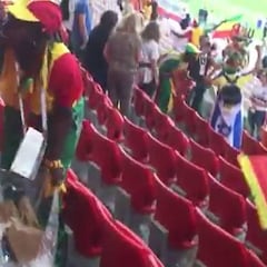 Aficionados de Senegal recogen basura después del partido