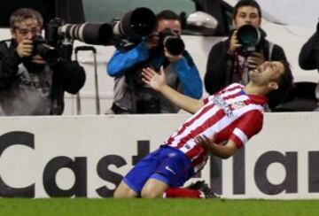 El delantero del At. de Madrid, David Villa, celebra el segundo gol del equipo colchonero, durante el encuentro correspondiente a la décima jornada de primera división, que disputan esta noche frente al Betis en el estadio Vicente Calderón de Madrid.