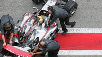 <b>PRUEBAS SIN FERNANDO.</b> En las pruebas en Montmeló de finales de noviembre sólo Lewis Hamilton y Pedro Martínez de la Rosa pudieron ponerse a los mandos de su monoplaza.