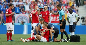 Andreas Cornelius recibe atención médica.