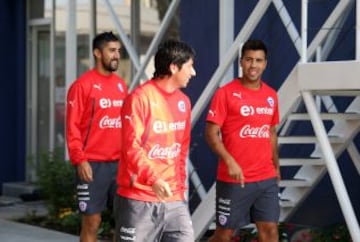 Osvaldo González, Jaime Valdés y Gonzalo Espinoza en la práctica de la Roja el miércoles.