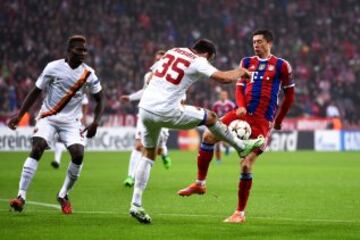 Vasilis Torosidis de la  Roma y Robert Lewandowski del  Bayern