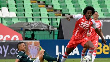 PALMIRA - COLOMBIA, 07-05-2022: Michael Ortega del Cali disputa el balón con Carlos Sanchez de Santa Fe durante partido entre Deportivo Cali e Independiente Santa Fe por la fecha 19 como parte de la Liga BetPlay DIMAYOR I 2022 jugado en el estadio Deportivo Cali de la ciudad de Palmira. / Michael Ortega of Cali vies for the ball with Carlos Sanchez of Santa Fe during match between Deportivo Cali and Independiente Santa Fe for the date 19 as part of BetPlay DIMAYOR League I 2022 played at Deportivo Cali stadium in Palmira city. Photo: VizzorImage / Gabriel Aponte / Staff