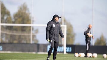 El t&eacute;cnico argentino Eduardo Coudet, durante un entrenamiento del Celta en la ciudad deportiva del club celeste.