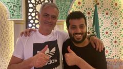 Mourinho posa con Turki Al-Sheikh durante su viaje esta semana a Arabia Saud&iacute;