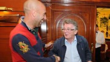 <b>DA LA CARA. </b>Raúl López acudió ayer a la Tertulia de El Faro, junto a Francisco González Cabañá, presidente de la Diputación de Cádiz.