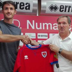 Elgezabal presentado como noveno refuerzo del Numancia