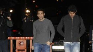 Diego Costa llegó anoche a la Ciudad del Fútbol con una mochila, acompañado de Cesc, que sí llevaba equipaje.
