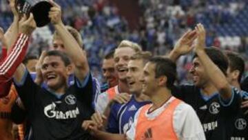 <b>GOLEADOR. </b>Raúl, aplaudiendo y muy feliz por la consecución del título por parte del Schalke, le hizo dos goles al Bayern Múnich.