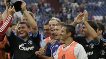 <b>GOLEADOR. </b>Raúl, aplaudiendo y muy feliz por la consecución del título por parte del Schalke, le hizo dos goles al Bayern Múnich.