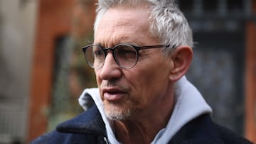London (United Kingdom), 13/03/2023.- Television presenter and former footballer Gary Lineker leaves his home in London, Britain 13 March 2023. The BBC has announced Gary Lineker will return to presenting this week after reaching an agreement over his social media statements. Lineker was suspended after tweets criticizing the UK government refugee policy raised questions of impartiality. His suspension caused a number of other presenters and pundits to refuse to work for the corporation in solidarity. (Reino Unido, Londres) EFE/EPA/NEIL HALL