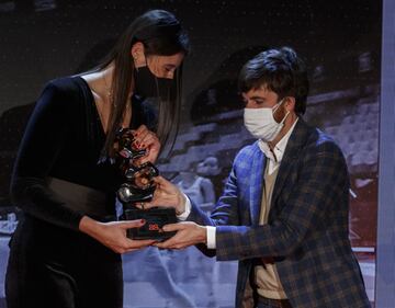 Raquel Carrera recoge el Premio Promesa del Deporte. Entrega el galardón Alfredo Gazpio (Head of Government Affairs_DANONE IBERIA).
 
