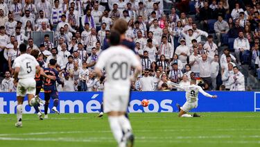 Minuto 39, Mbappé recibe en carrera en el campo del Celta, el francés corrió y disparó medio escurriéndose.