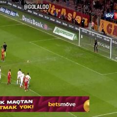 Nunca se incide en esto al hablar de Falcao: su inconfundible estilo de tirar los penaltis