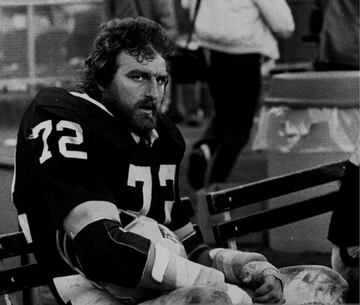 El dos veces campeón de la NFL jugó de 1973 a 1982 en la NFL con los Houston Oilers, Kansas City Chiefs, Washington Redskins y Oakland Raiders. 