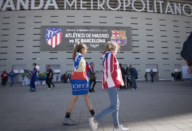 La afición del Atlético de Madrid llenó el estadio para ver el partido de fútbol femenino entre Atleti y Barça.




