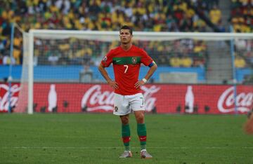 Cristiano Ronaldo volvió a ser elegido el mejor jugador del partido entre portugueses y brasileños. Ya lo había sido en el encuentro en el que Portugal goleó a Corea del Norte (7-0). Ante Brasil, y actuando solo en punta remató ocho veces sobre la meta de Julio César, que fue uno de los destacados de la canarinha...