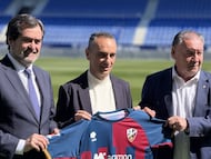 El accionista Ricardo Mur, José Luis Oltra y el presidente Agustín Lasaosa.