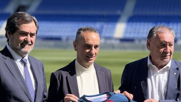 El accionista Ricardo Mur, José Luis Oltra y el presidente Agustín Lasaosa.