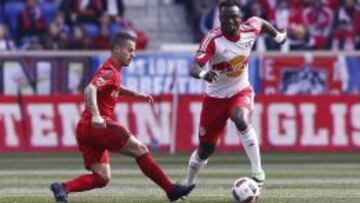 El defensa de New York Red Bulls, Gideon Baah #3 junto a Sebastian Giovinco deToronto FC en la primera jornada de la MLS 2016. 