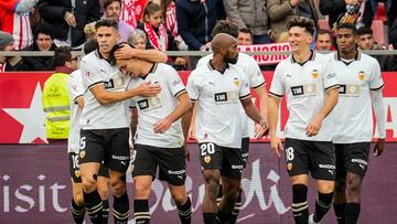 Girona, 02/12/2023. Los jugadores del Valencia celebran el gol de su equipo, anotado por Hugo Duro (2i), durante el partido correspondiente a la jornada 15 de LaLiga que ambos clubes disputan este sábado en el estadio municipal de Montilivi. EFE/ David Borrat
