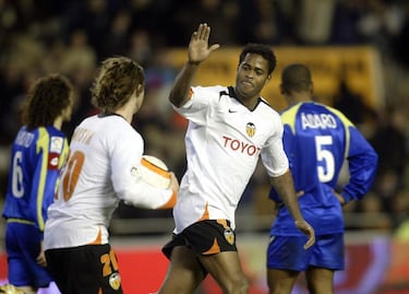 En el Valencia, llegó en la temporada 2005/06, ya en el ocaso de su carrera. Su paso fue breve y discreto, con apenas 10 partidos y 1 gol, sin lograr continuidad por problemas físicos y falta de adaptación.