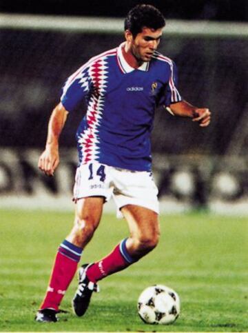 Zidane debutó con la selección francesa en agosto de 1994 ante la República Checa.