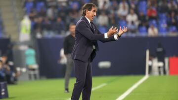 Pachuca's Uruguayan manager Guillermo Almada speaks to his players during the 2024 FIFA Intercontinental Cup football match between Brazil's Botafogo and Mexico's Pachuca at Stadium 974 in Doha on December 11, 2024. (Photo by KARIM JAAFAR / AFP)