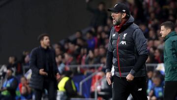 Klopp se queja en el Metropolitano con Simeone al fondo.