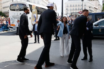 La presidenta de la Comunidad de Madrid, Isabel Díaz Ayuso, recibe a los jugadores del Real Madrid de baloncesto, en la imagen saluda a Walter Tavares.