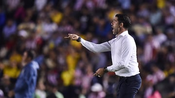 Guadalajara's Argentine coach Fernando Gago gestures during the Liga MX Apertura tournament football match between America and Guadalajara at the Ciudad de los Deportes Stadium in Mexico City on September 14, 2024. (Photo by Rodrigo Oropeza / AFP)
