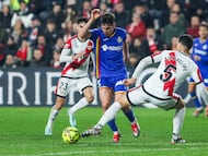 MADRID, 02/01/2026.- El defensa brasileño del Rayo Vallecano Luiz Felipe (d) lucha con Mario Martín, del Getafe, durante el encuentro de la jornada 18 de LaLiga que Rayo Vallecano y Getafe CF disputan este viernes en el estadio de Vallecas. EFE/Kiko Huesca