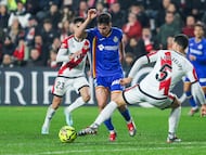 MADRID, 02/01/2026.- El defensa brasileño del Rayo Vallecano Luiz Felipe (d) lucha con Mario Martín, del Getafe, durante el encuentro de la jornada 18 de LaLiga que Rayo Vallecano y Getafe CF disputan este viernes en el estadio de Vallecas. EFE/Kiko Huesca