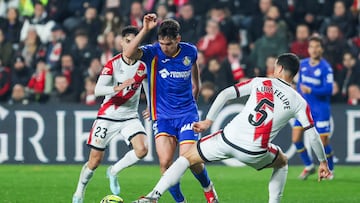 MADRID, 02/01/2026.- El defensa brasileño del Rayo Vallecano Luiz Felipe (d) lucha con Mario Martín, del Getafe, durante el encuentro de la jornada 18 de LaLiga que Rayo Vallecano y Getafe CF disputan este viernes en el estadio de Vallecas. EFE/Kiko Huesca