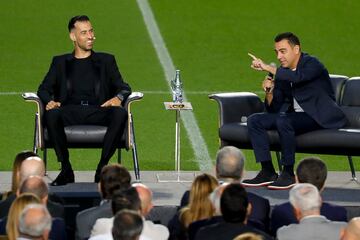 Busquets y Xavi.