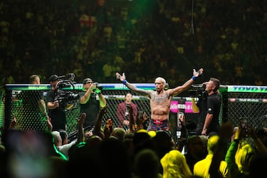Charles Oliveira recibe la ovación del público del T-Mobile Arena de Las Vegas cuando anuncian su nombre.