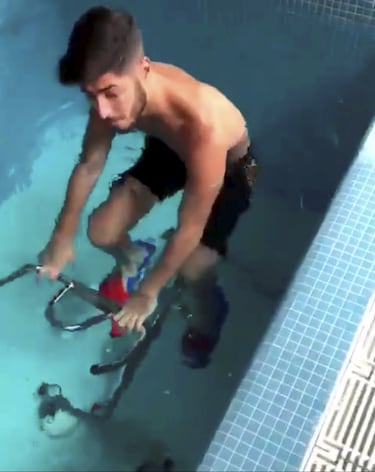 Empieza la rehabilitación en las instalaciones de Valdebebas. Sobre todo, con trabajo suave para que la rodilla no sufra. Suele hacer ejercicio físico en las piscinas del club. Como por ejemplo, pedalear sobre una bici estática dentro de una cubeta.