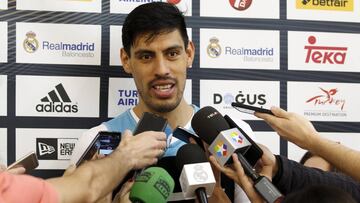 Gustavo Ayón hablando tras el entrenamiento.